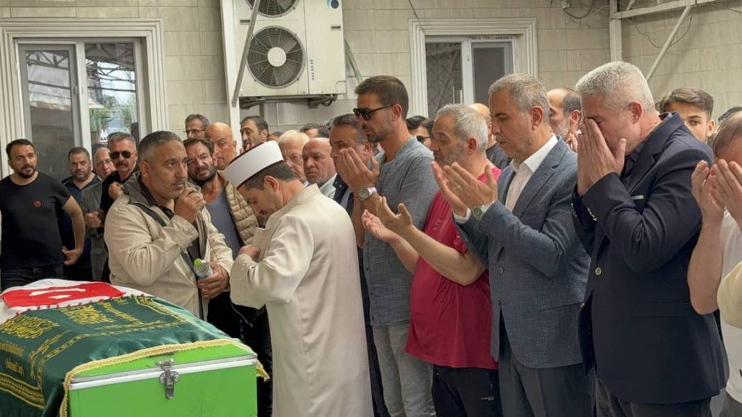 Okulda 'hızlı hamburger yeme' yarışması yapan öğrencilerinden biri yaşamını yitirdi! Ailesi sinir krizleri geçirdi 14